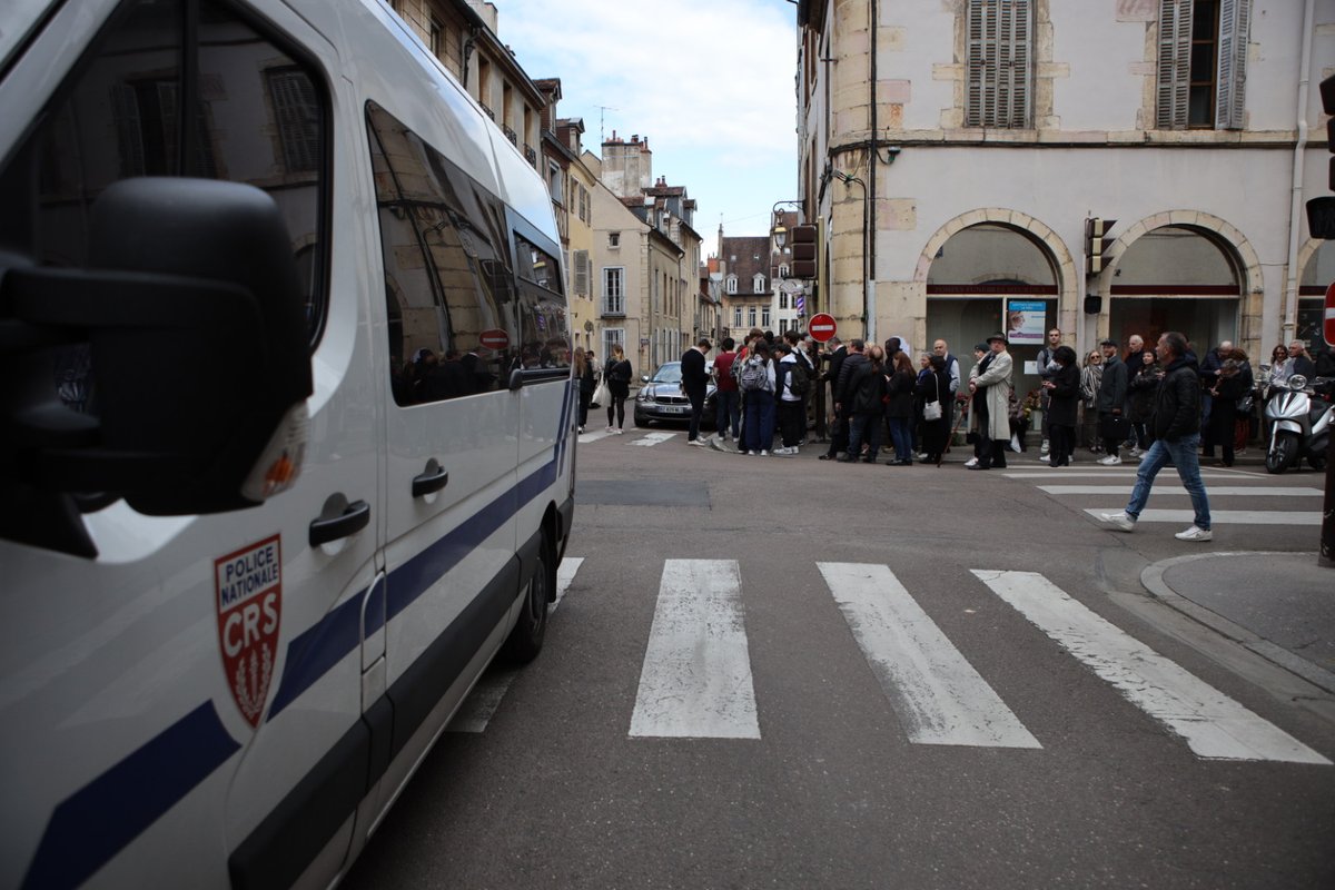 Lebienpublic's tweet photo. La séance de dédicace attire plusieurs personnes, rue Chaudronnerie à Dijon

Des effectifs de la police et des CRS sont présents pour assurer la sécurité des lieux https://t.co/wiv7qcU3TP