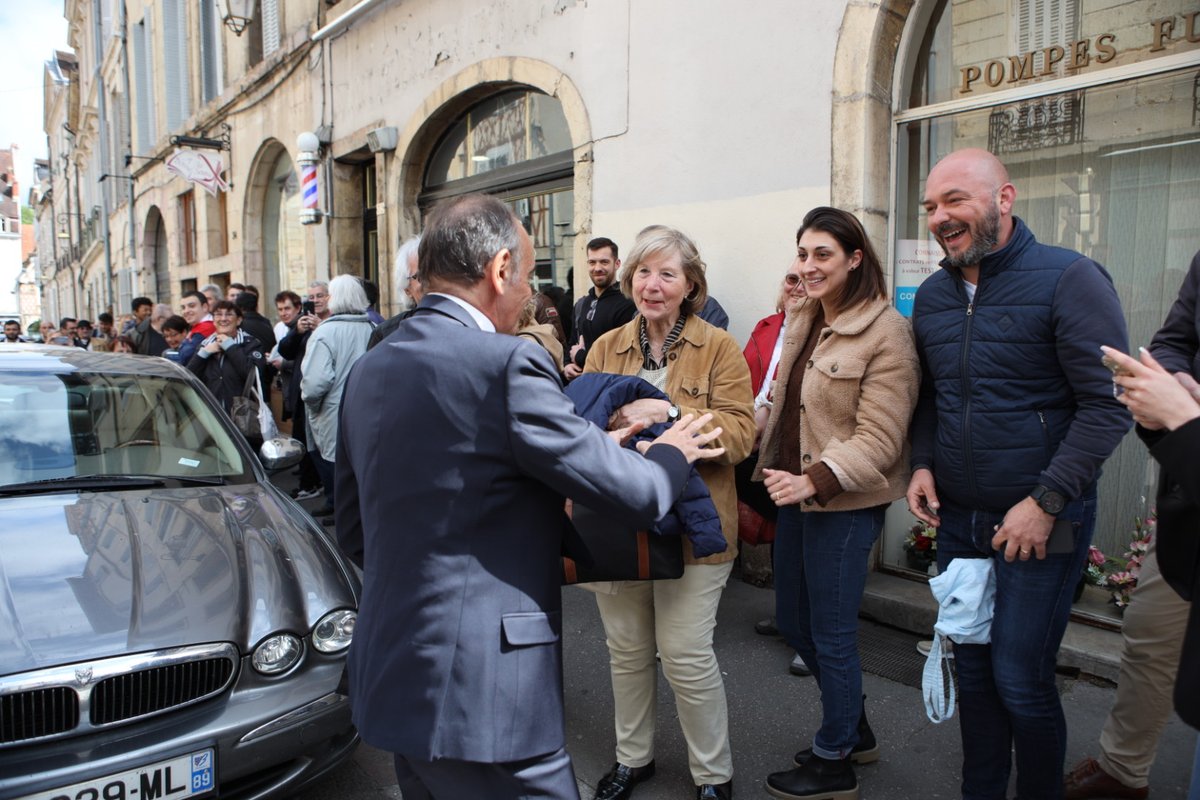 Lebienpublic's tweet photo. La séance de dédicace attire plusieurs personnes, rue Chaudronnerie à Dijon

Des effectifs de la police et des CRS sont présents pour assurer la sécurité des lieux https://t.co/wiv7qcU3TP