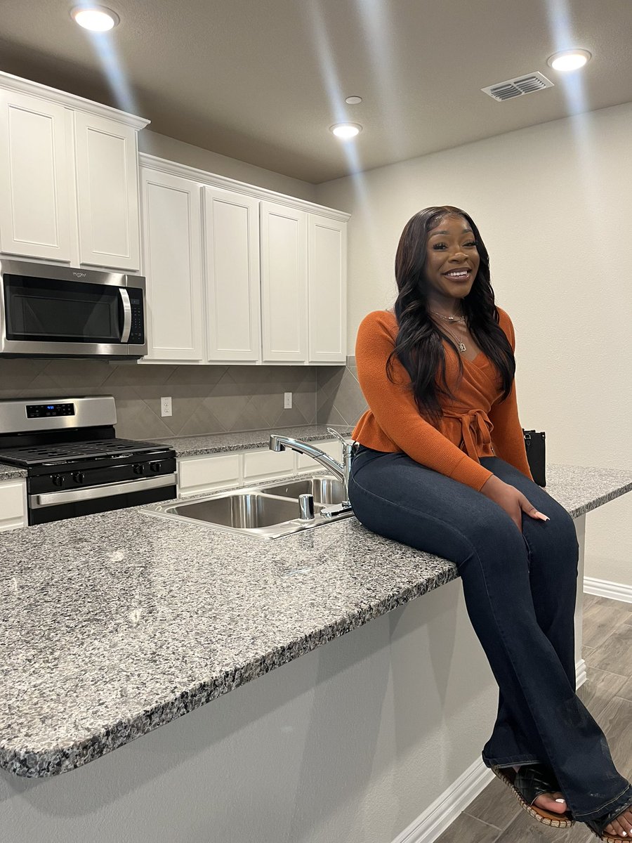 _veevyan's tweet image. oh yeah…I bought a house last week too 🏡🥂the blessings continue #GodsGrace