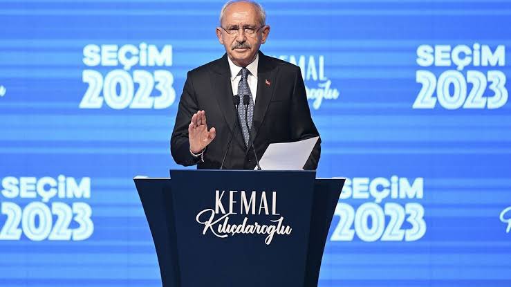 nowhaber's tweet photo. #Kılıçdaroğlu: Lütfen deprem bölgesi insanımıza söyleyeceğimiz her şeyde, 10 düşünelim 1 diyelim. Hiçbir siyaset o insanların kalbini kırmaya değmez. Her bir vatandaşımız, hele hele depremzedelerimiz, politik tercihi ne olursa olsun benim başımın üstündedir. https://t.co/aJlUjDomDL