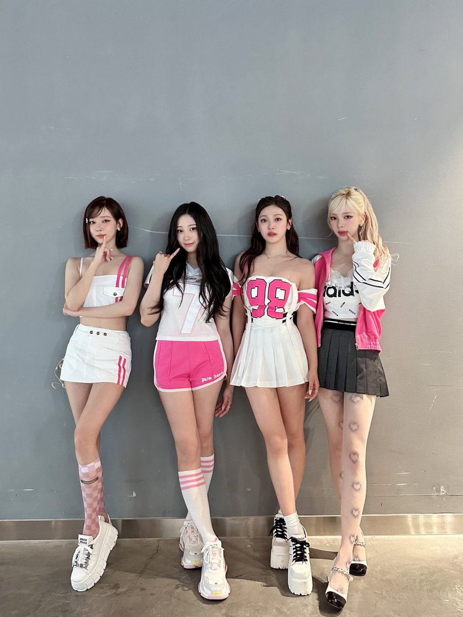 winteiru's tweet photo. With two different looks we wear and yet can give the impression of being so graceful and beautiful here. This is the most memorable moment for us to be able to attend the K-909 show! 🌸 https://t.co/HCgqVsM9pd