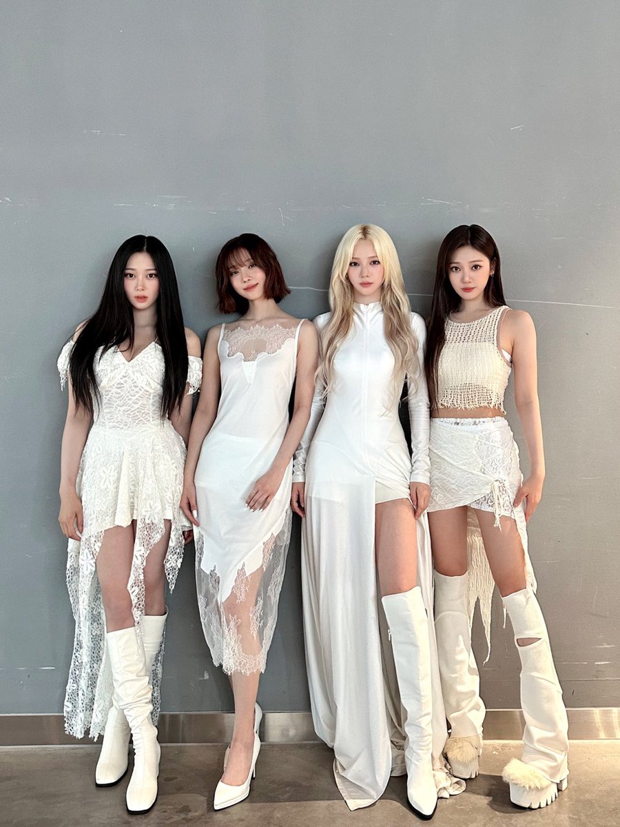 winteiru's tweet photo. With two different looks we wear and yet can give the impression of being so graceful and beautiful here. This is the most memorable moment for us to be able to attend the K-909 show! 🌸 https://t.co/HCgqVsM9pd