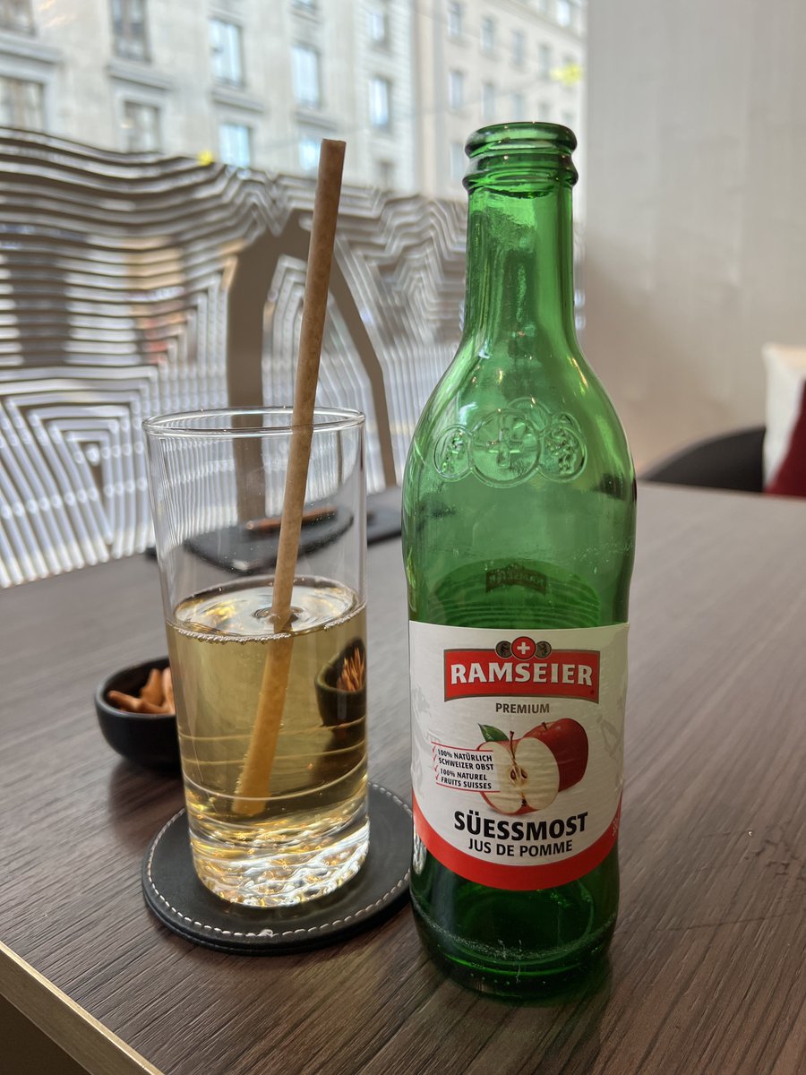 MarcGuyon's tweet photo. Bien arrivé à #Genève.
Découverte du #Ramseier, jus de pomme gazeux. Spécialité suisse 🇨🇭 https://t.co/8BApSQCIsh