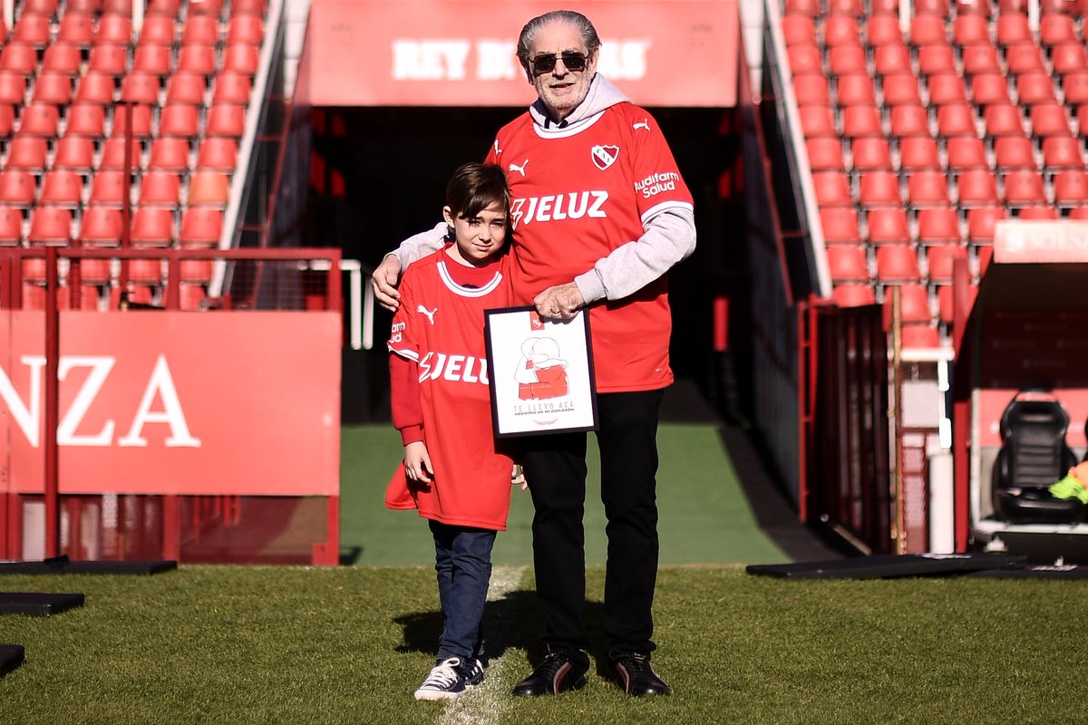 SC_ESPN's tweet photo. Hermoso gesto de @Independiente: el club invitó al estadio a Quique y Mateo, abuelo y nieto que se hicieron virales el fin de semana por la emoción en el triunfo agónico del Rojo, y posaron con los jugadores. https://t.co/G1choUuX37