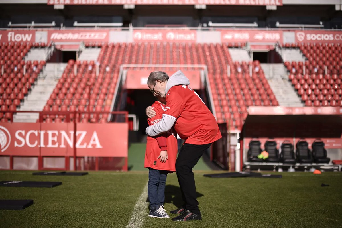 SC_ESPN's tweet photo. Hermoso gesto de @Independiente: el club invitó al estadio a Quique y Mateo, abuelo y nieto que se hicieron virales el fin de semana por la emoción en el triunfo agónico del Rojo, y posaron con los jugadores. https://t.co/G1choUuX37