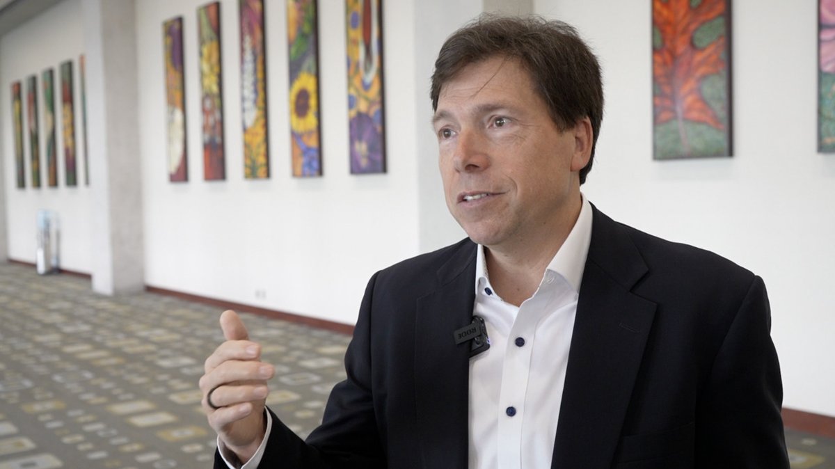 #Big5GEvent: Dennis Hoffman, SVP and GM of Dell's telecom systems business, discusses Dell's approach to private networks and its partner ecosystem that aims to give carriers more technology choices when building and extending #5G networks.

Watch here: bit.ly/42R05dg