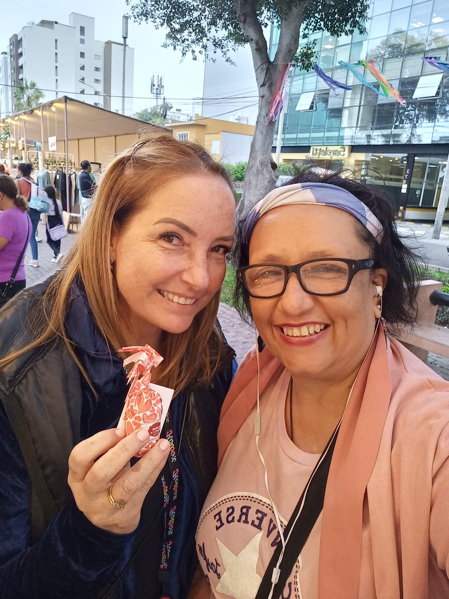 chabrusca's tweet photo. Tuve un fin de semana relax y divertido y me encontré con la gran Marisol Aguirre @luki123 en una feria ecológica en Miraflores. Le regalé una chocoteja de Dulxe Amor. Nos abrazamos fuerte y me encantó conocerla y recordarla en Locademia de TV.Selfie de recuerdo. #Martes #Actriz https://t.co/Bvy6maT2Z7