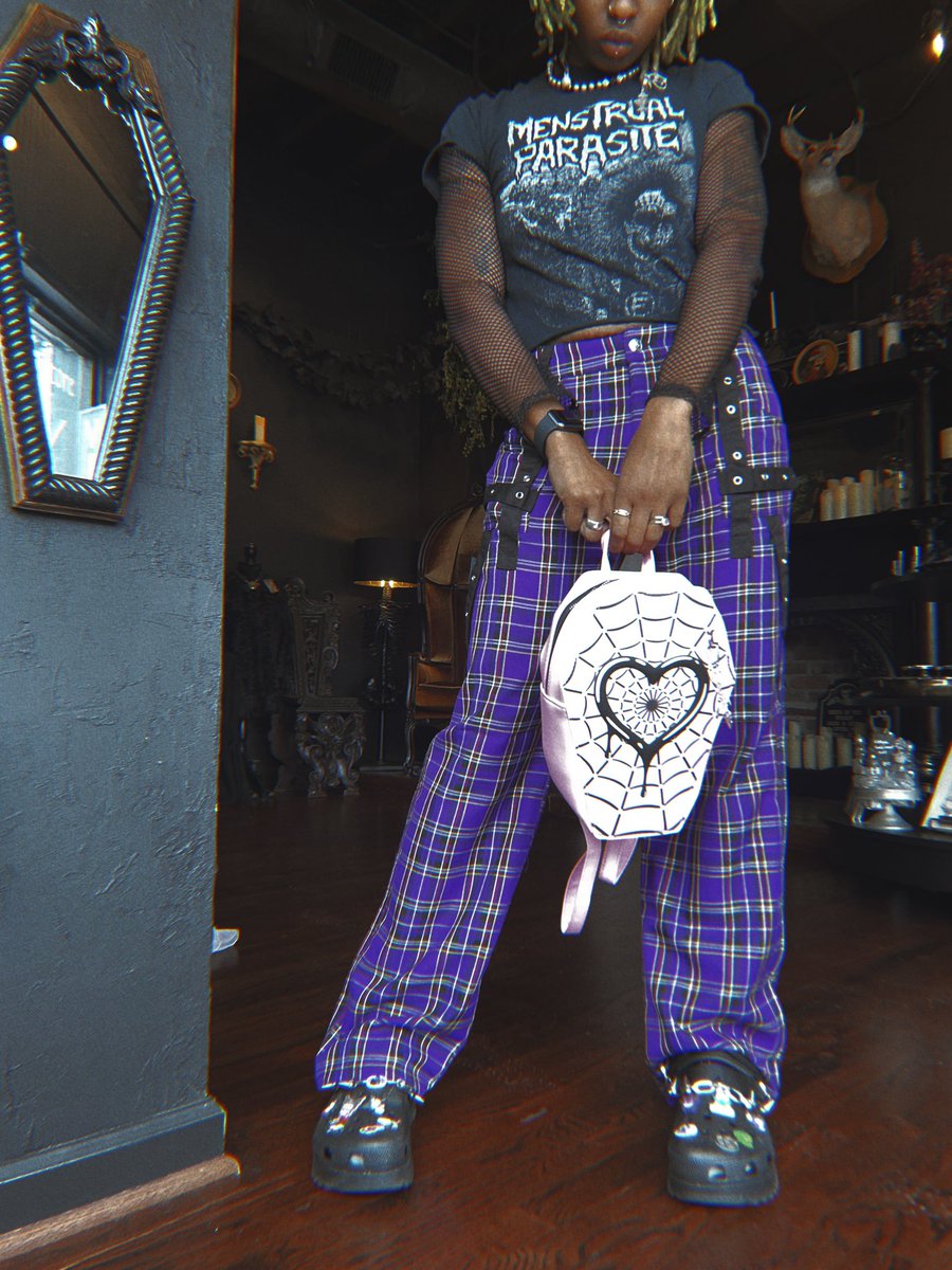 CarnalMass's tweet photo. β’ BABY BAT π¦ β’
Giving summer mall goth with my new @hottopic goodies.
This Monster High Draculaura Pink Coffin Mini Backpack is LITERALLY THE CUTEST THING I OWN. ππππ
#sponsoredbyht #htfxmaymusthaves #gothgirl #blackgothgirl #blackgothsofinstagram #gothsofinstagram #htfanatic