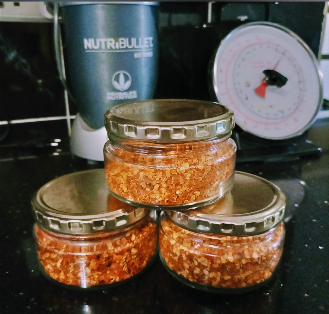 Chilli flakes - I love making chilli flakes, one of the easiest way to process of value add your chilli. 

If you struggle to sell fresh chilli rather dry them, use a blender &amp; adjust to the flake size you want, pack and brand. That's it!

Here I used variety Demon.
Very hot 🥵🥵