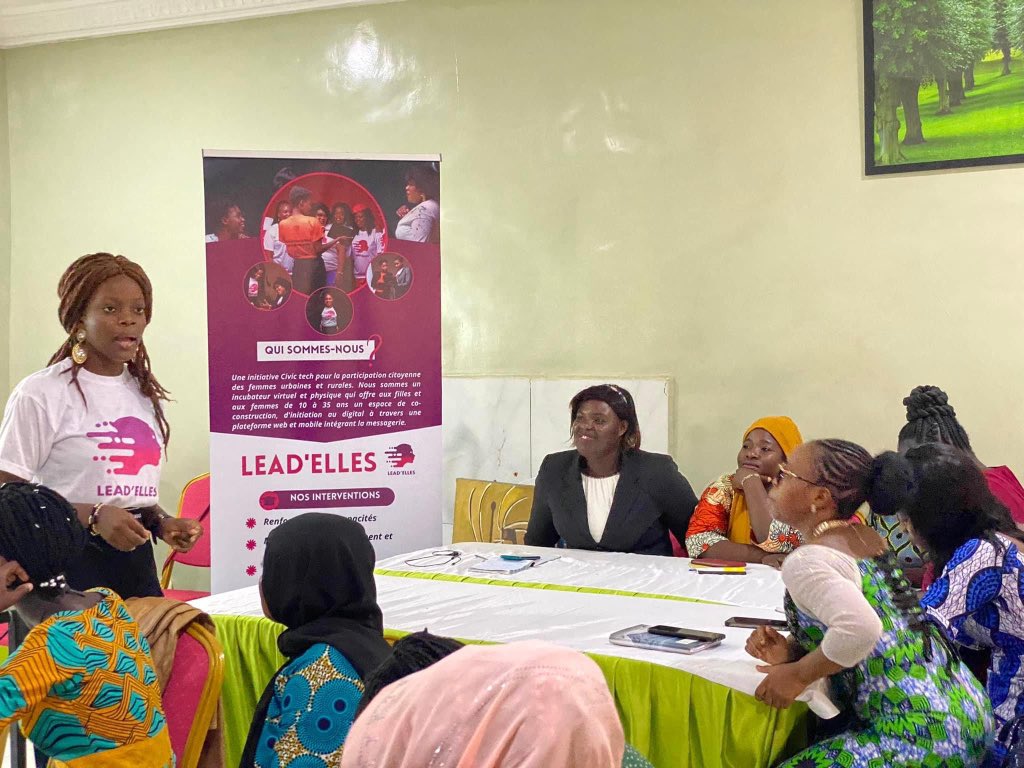 LeadElles's tweet photo. ⭐⭐ CITOY'ELLES TECH ⭐
⭐JOUR 2
Présentation passionnante sur l'Initiation au métier de Community Manager par @FydSagbohan .
On retiendra : rôle du CM, stratégies de gestion de communauté, outils et plateformes, mesure de l'impact. 
#CitoyellesTech #CommunityManager #Formation https://t.co/aAYgsuvozs