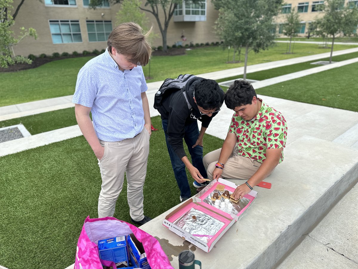 RT StrakeJesuit: AP Environmental Science students created solar ovens! Using their ovens, they were able to make themselves s’mores as a sweet treat as we near the end of the school year. #amdg #wearesj