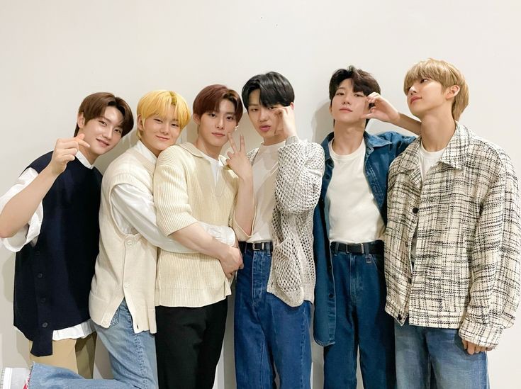 #️⃣ VAMOS COMEÇAR A SUBIR AS TAGS??

Comentem aqui o fanchant usando:

1DERFUL YEAR WITH TNX 
#TNX_1st_Year_With_THX
#선서_티엔엑스와함께_영원하자
#TNXデビュー1周年_0517