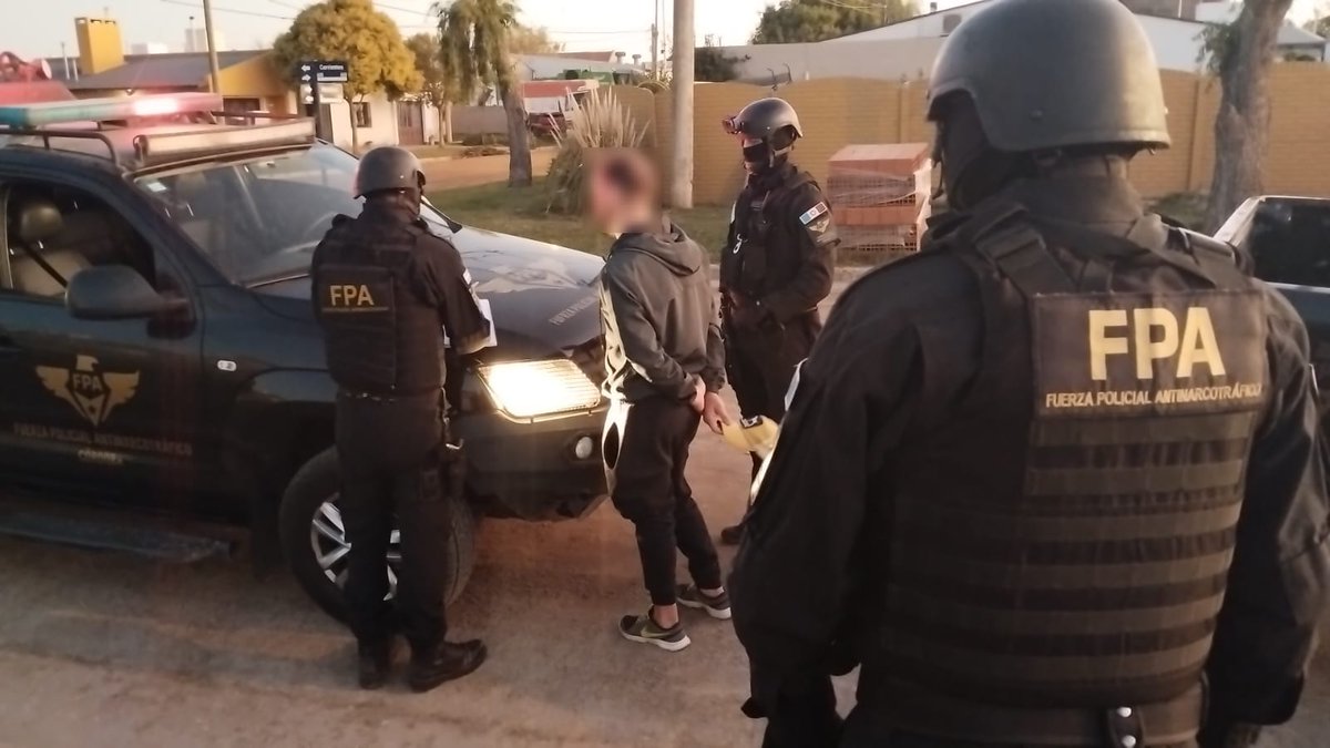 FPAcba's tweet photo. 🚨👮🏻‍♂️ Operativos e investigadores de la #FPA 🦅 efectuaron controles preventivos 🚔 en diversos espacios verdes y sectores considerados vulnerables de las siguientes localidades del departamento #SanJusto:
✅ Sacanta
✅ Las Varas
✅ El Arañado
✅ Las Varillas
✅ Morteros https://t.co/GojjH2cskJ