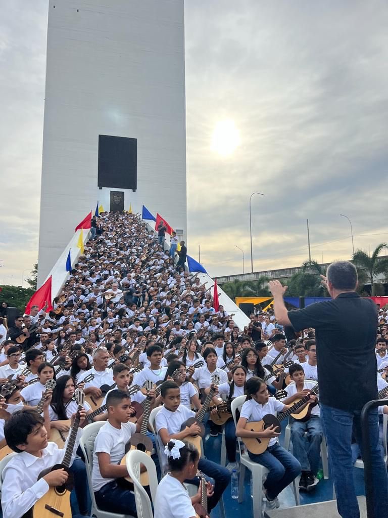 VillegasPoljak's tweet photo. ¡Ah, mundo!
Se lució #Barquisimeto con 1100 personas tocando el cuatro en el Obelisco de la capital larense. 
El alcalde Luis Jonás Reyes me envía estas hermosas imágenes que comparto con orgullo venezolano. ¿Quién más se anima con el programa “El cuatro es nuestro”?

#16May
#Venezuela
#FelizMartes