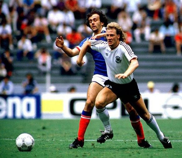voltasport's tweet photo. 🇩🇪 Wolfgang 𝗥𝗢𝗟𝗙𝗙
📍 Lamstedt, Baja Sajonia 26/12/1959
🏟 Centrocampista 🌍 @DFB_Team (37)
👕 #FCBremerhaven @fortuna_koeln @HSV @bayer04fussball @RCSA #BayerUerdingen @KarlsruherSC @fckoeln
Jugó 1 Mundial y 2 Eurocopas, ganó 1 Copa de Europa, 1 Bundesliga y 1 UEFA. #GER https://t.co/n3maWmLDpt