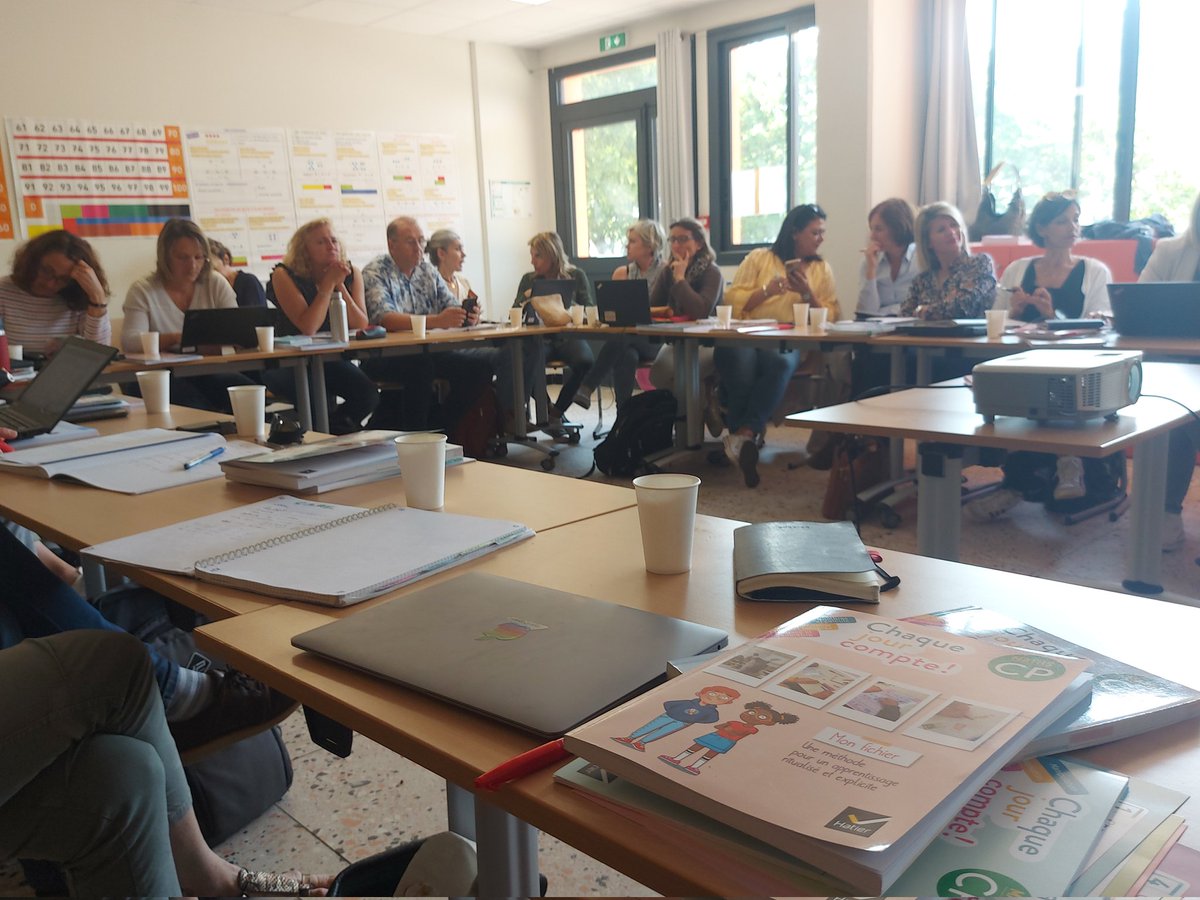 HatierRegionSud's tweet photo. #Formation des #formateurs #CPC, #CPD, #RMC du 13 et 84 autour de "l'enseignement ritualisé et explicite des #Mathématiques au #C2" par l'équipe d'auteurs de Chaque Jour Compte CP et CE1.Un très grand 🙏 @NegrelLion @JRiviere13 Christophe Dracos et @CPCdusud. 
@EditionsHatier https://t.co/WzPQknpEPP