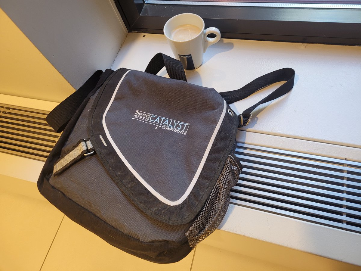 TheMarkONeill's tweet image. I&apos;m keeping it old school with a Burton Catalyst bag at #APIDays New York