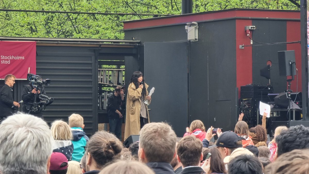 Ya_Matisse's tweet photo. Gagnante de la 67e édition de l’Eurovision, la Suédoise Loreen accueillie par son public à Stockholm 🇸🇪 https://t.co/4wT6nbuBmc