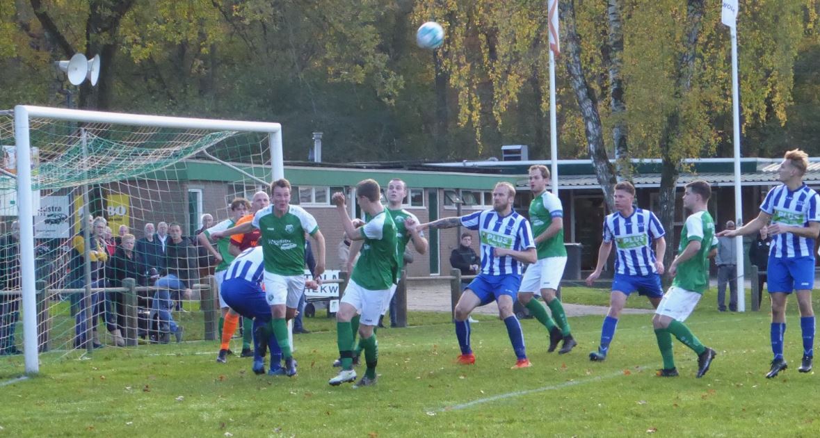 In 4A Noord zijn zondag op de slotdag van de competitie nog 3 ploegen in de race voor de titel. Onderin kunnen nog 4 ploegen als laatste eindigen en zo rechtstreeks degraderen. Op alle velden gaat het ergens om. Lees hier hoe en wat precies: bit.ly/3ByNVdr