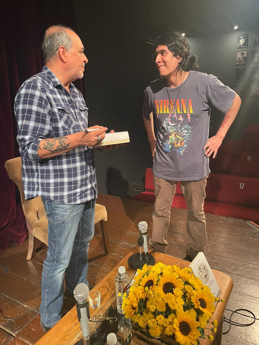 Gracias a las personas que nos acompañaron anoche a la presentación de “paramecio &amp; EL CANTAR DE CASIMIRO” de <a href="/jaimelopez_/">JAIME LÓPEZ Oficial</a> en el <a href="/ForodelTejedor/">Foro del Tejedor</a>, en compañia de <a href="/isaimoreno/">Isaí Moreno</a>  Todavía pueden adquirir libros en <a href="/El_Pendulo/">El Péndulo</a>.
Aquí compartimos algunas fotos del evento.