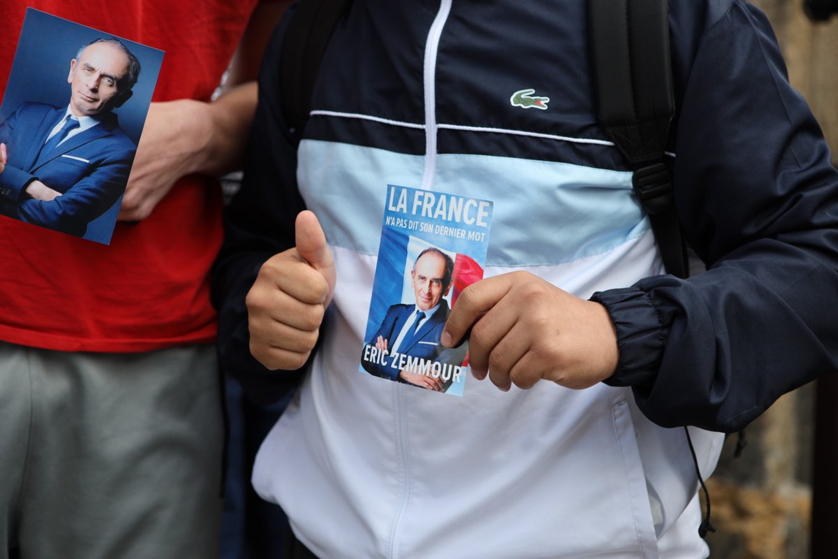 Lebienpublic's tweet photo. Des centaines de personnes attendent pour faire dédicacer leur livre.

La file déborde largement sur la rue Jean-Jacques Rousseau.

Selon notre journaliste sur place, le dispositif policier est important. Il faut montrer patte blanche pour accéder aux rues autour de la librairie. https://t.co/fXwyd1X7ns