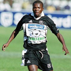 BSekhu's tweet photo. @SAFootClassics His soul was @orlandopirates yet he served @KaizerChiefs with dedication, commitment, quality &amp; professionalism. (1993 - 2000) he made 220 appearances for “Amakhosi”, with additional 20 coming from the bench, 74 goals. One season stint at Ria Stars before coming home to Pirates https://t.co/kj8u0gW2SY