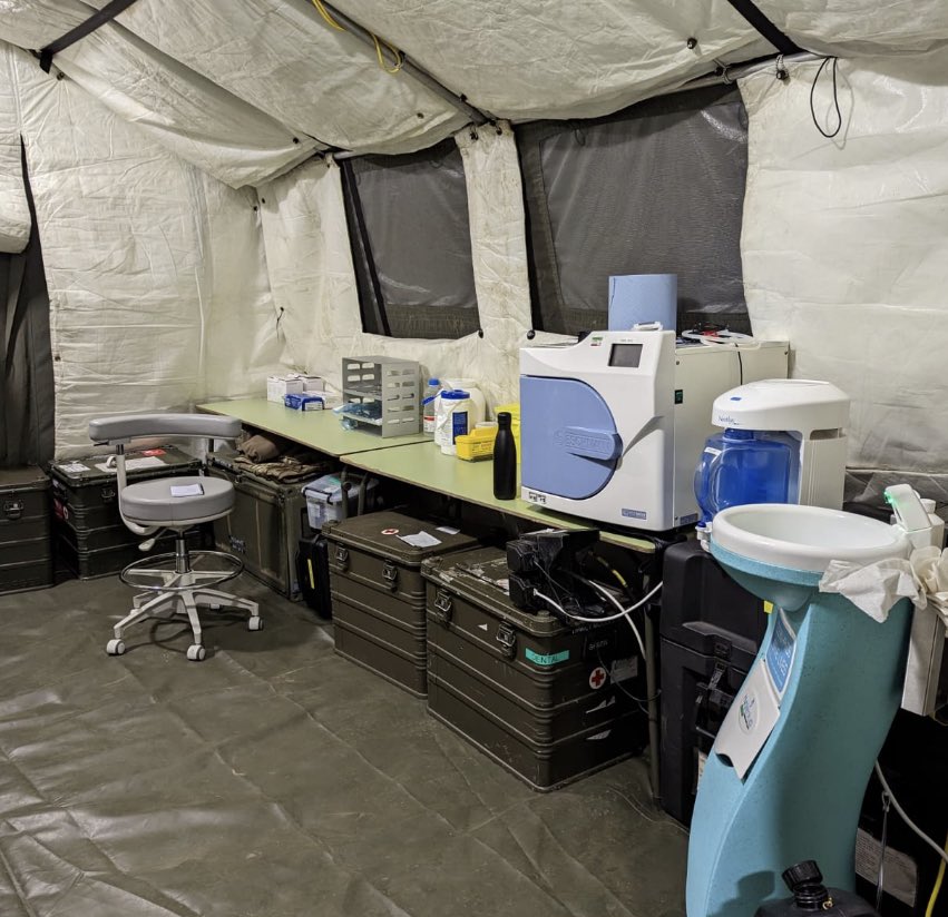 ComdMed_RAF's tweet image. Ex Auxilium Fort is well underway🙌🏽 🏥. The team have been busy running through an array of serials including Op MINIMISE. Here, our Res SMO Sqn Ldr Ewing is seen working alongside our RAF Police. #WeEnable #TMW @AirOfficerGE @RAFMedReserves