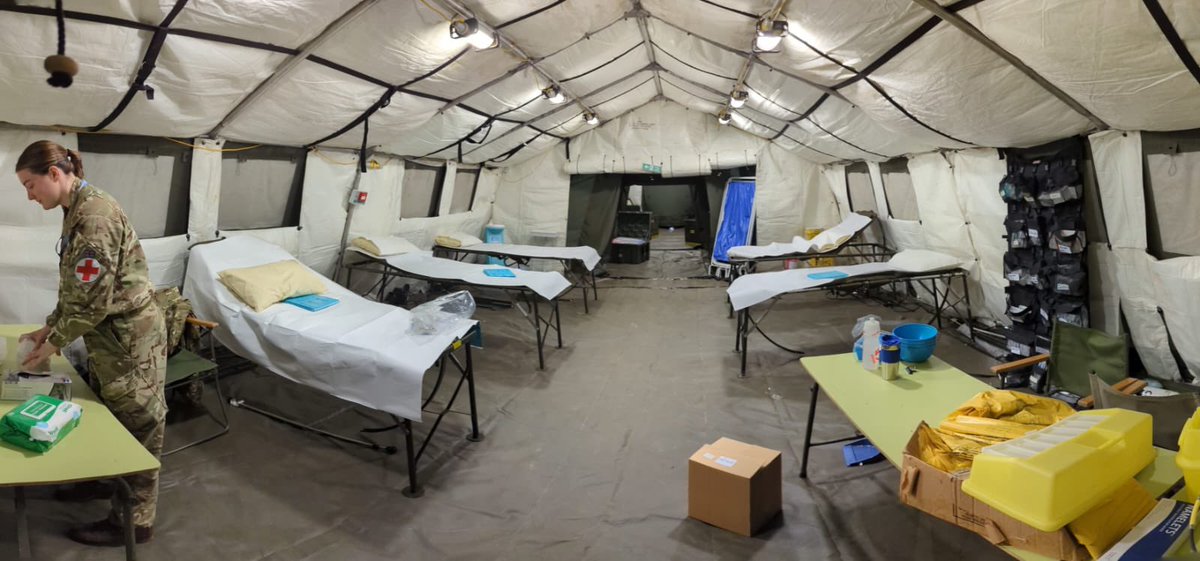 ComdMed_RAF's tweet image. Ex Auxilium Fort is well underway🙌🏽 🏥. The team have been busy running through an array of serials including Op MINIMISE. Here, our Res SMO Sqn Ldr Ewing is seen working alongside our RAF Police. #WeEnable #TMW @AirOfficerGE @RAFMedReserves