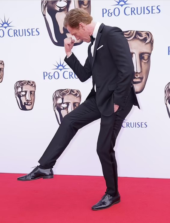 GingersnapDamo's tweet photo. Damian Lewis was a Presenter at this year's BAFTA Television Awards, but not before he HAMMED it up for photographers on the Red Carpet. Details here: https://t.co/R51FjVX0Qa #DamianLewis #ASpyAmongFriends #BAFTARedCarpet #BAFTATVAwards #BAFTATVAwards2023 #BAFTATelevisionAwards https://t.co/YsV5teKWo2