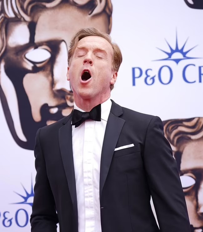GingersnapDamo's tweet photo. Damian Lewis was a Presenter at this year's BAFTA Television Awards, but not before he HAMMED it up for photographers on the Red Carpet. Details here: https://t.co/R51FjVX0Qa #DamianLewis #ASpyAmongFriends #BAFTARedCarpet #BAFTATVAwards #BAFTATVAwards2023 #BAFTATelevisionAwards https://t.co/YsV5teKWo2