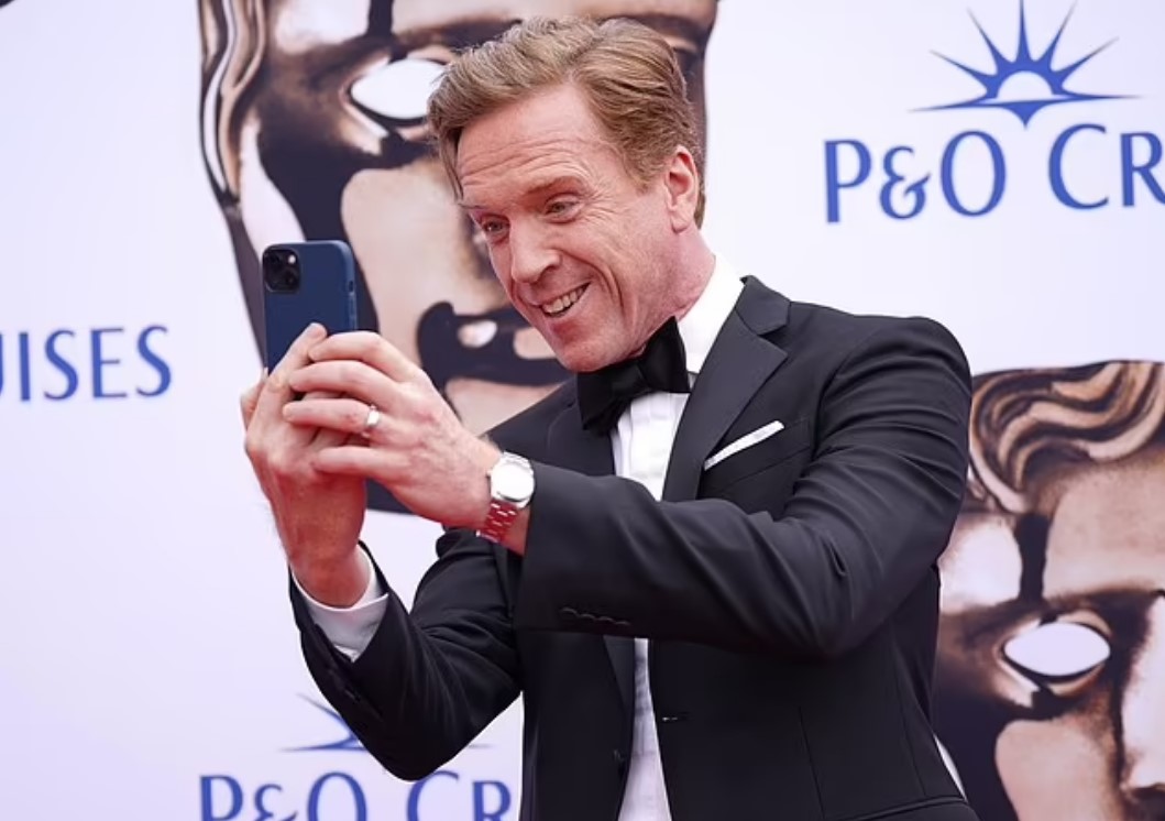 GingersnapDamo's tweet photo. Damian Lewis was a Presenter at this year's BAFTA Television Awards, but not before he HAMMED it up for photographers on the Red Carpet. Details here: https://t.co/R51FjVX0Qa #DamianLewis #ASpyAmongFriends #BAFTARedCarpet #BAFTATVAwards #BAFTATVAwards2023 #BAFTATelevisionAwards https://t.co/YsV5teKWo2