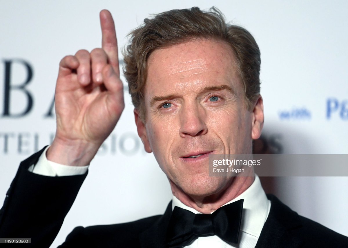 GingersnapDamo's tweet photo. Damian Lewis was a Presenter at this year's BAFTA Television Awards, but not before he HAMMED it up for photographers on the Red Carpet. Details here: https://t.co/R51FjVXyFI #DamianLewis #ASpyAmongFriends #BAFTARedCarpet #BAFTATVAwards #BAFTATVAwards2023 #BAFTATelevisionAwards https://t.co/SrGEJFFvyv