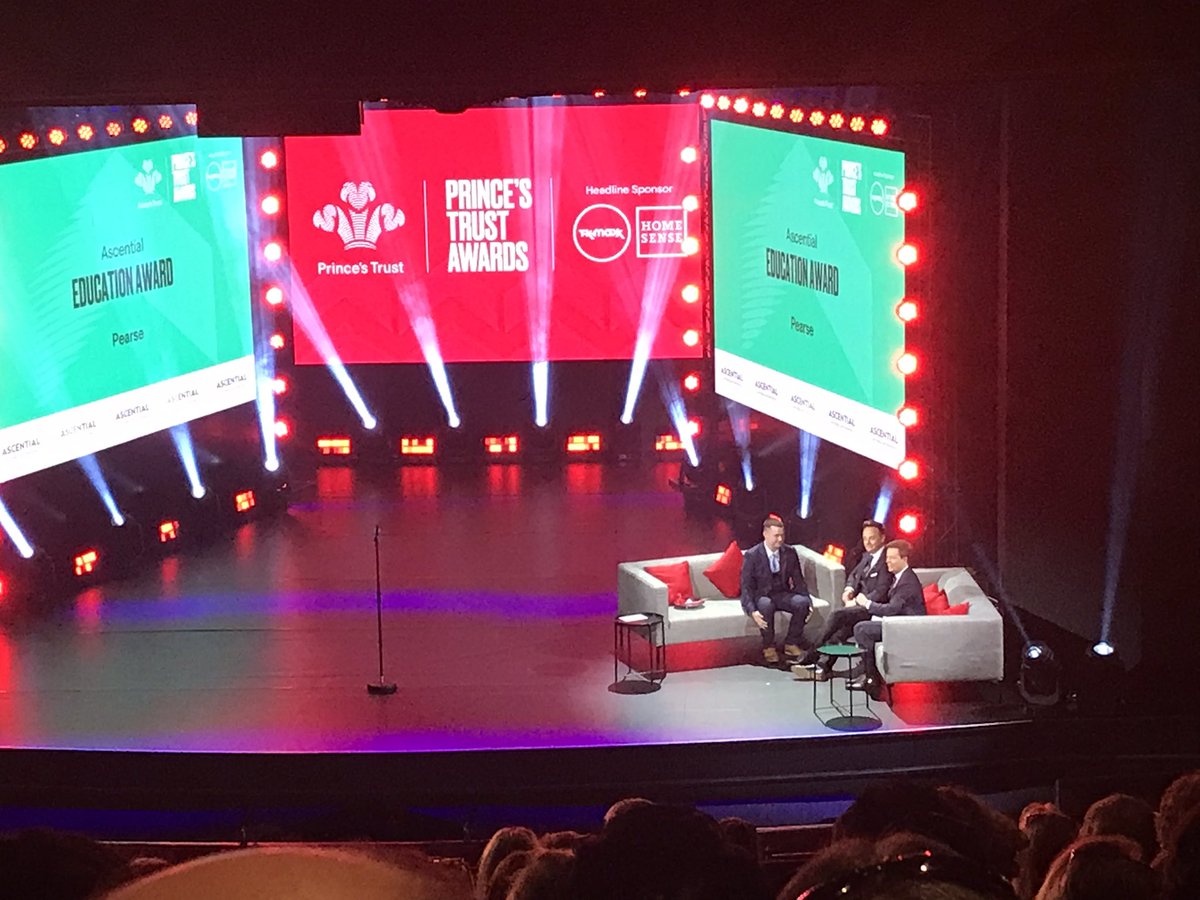 fundraisingflo's tweet photo. I’m a proud fundraiser today - at the #PrincesTrustAwards celebrating the amazing achievements of young people supported by the @PrincesTrust into work, training or setting up their own business. And all of it made possible thanks to the many wonderful people who donate https://t.co/UYnvHfCNvk
