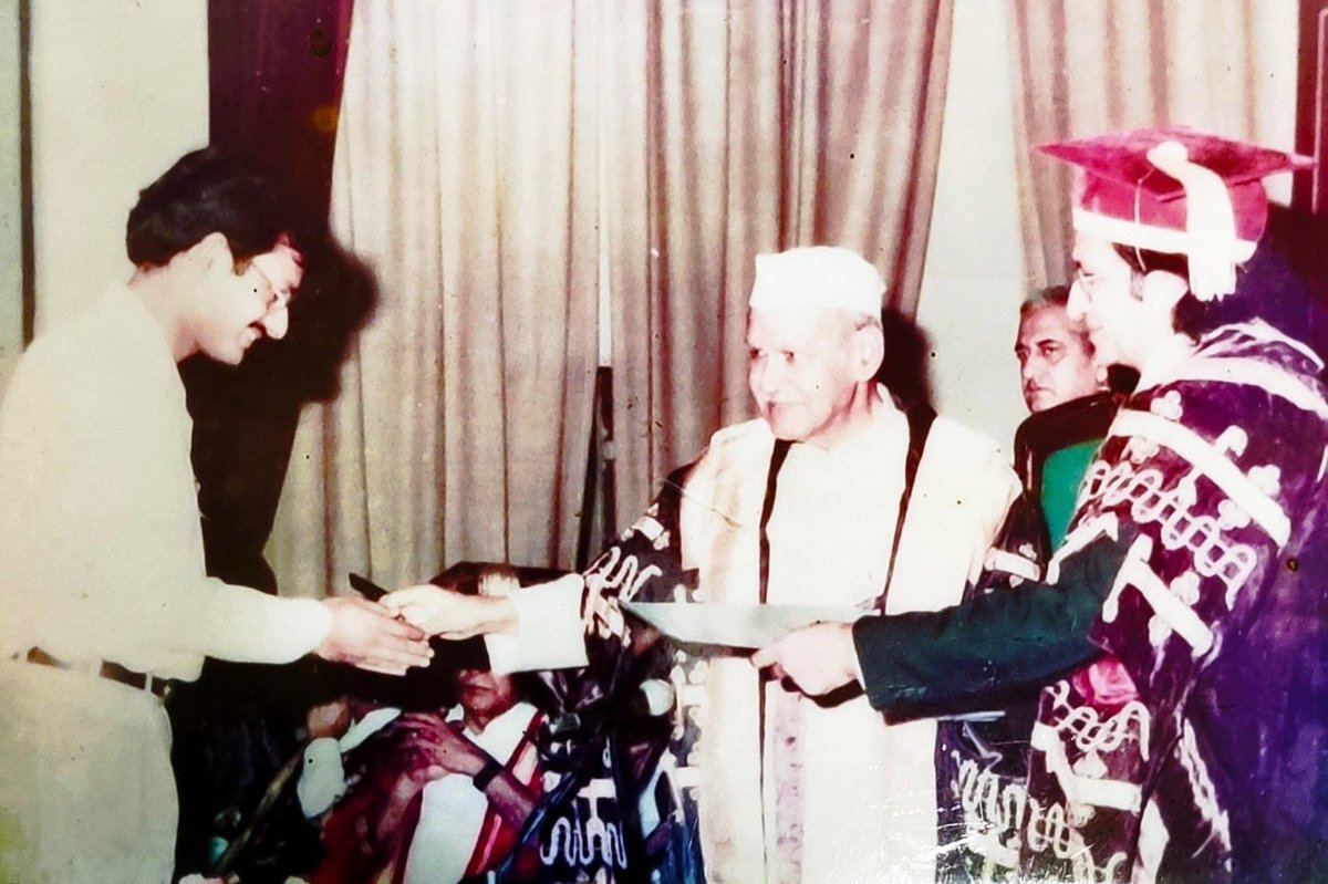 Me at 19 (20).
Receiving University Gold Medal from then Honb’le Vice President of India. @UnivofDelhi @hrcduofficial 
#MeAt19