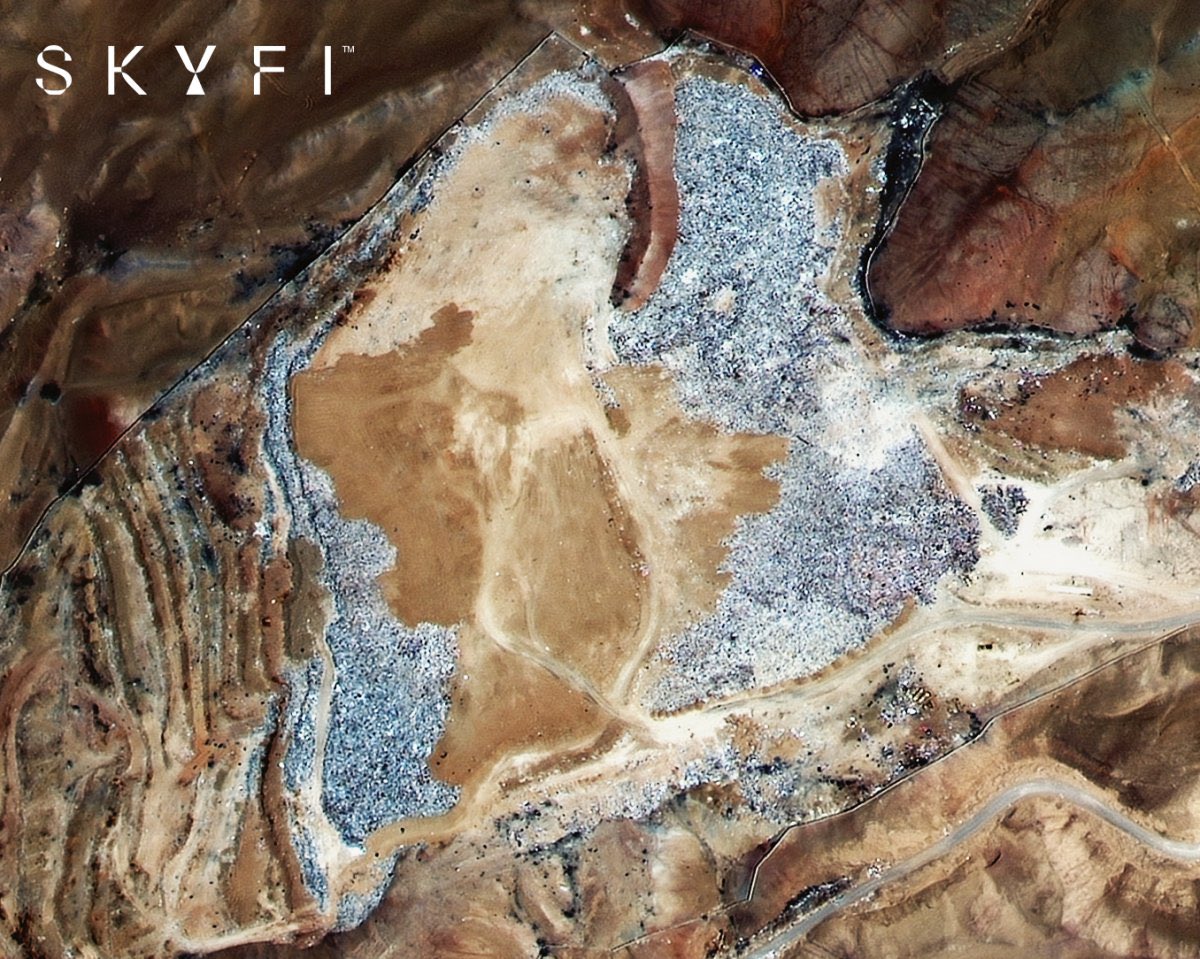 designforai_'s tweet photo. Los vertederos de ropa en el Desierto de Atacama pueden ser vistos desde el espacio 🤯

Cada año, +39 mil toneladas de ropa terminan en el desierto más seco del mundo como consecuencia del fast fashion

No podemos seguir tratando el planeta como un vertedero gigante

@SkyfiApp https://t.co/jDz1i1K7l8