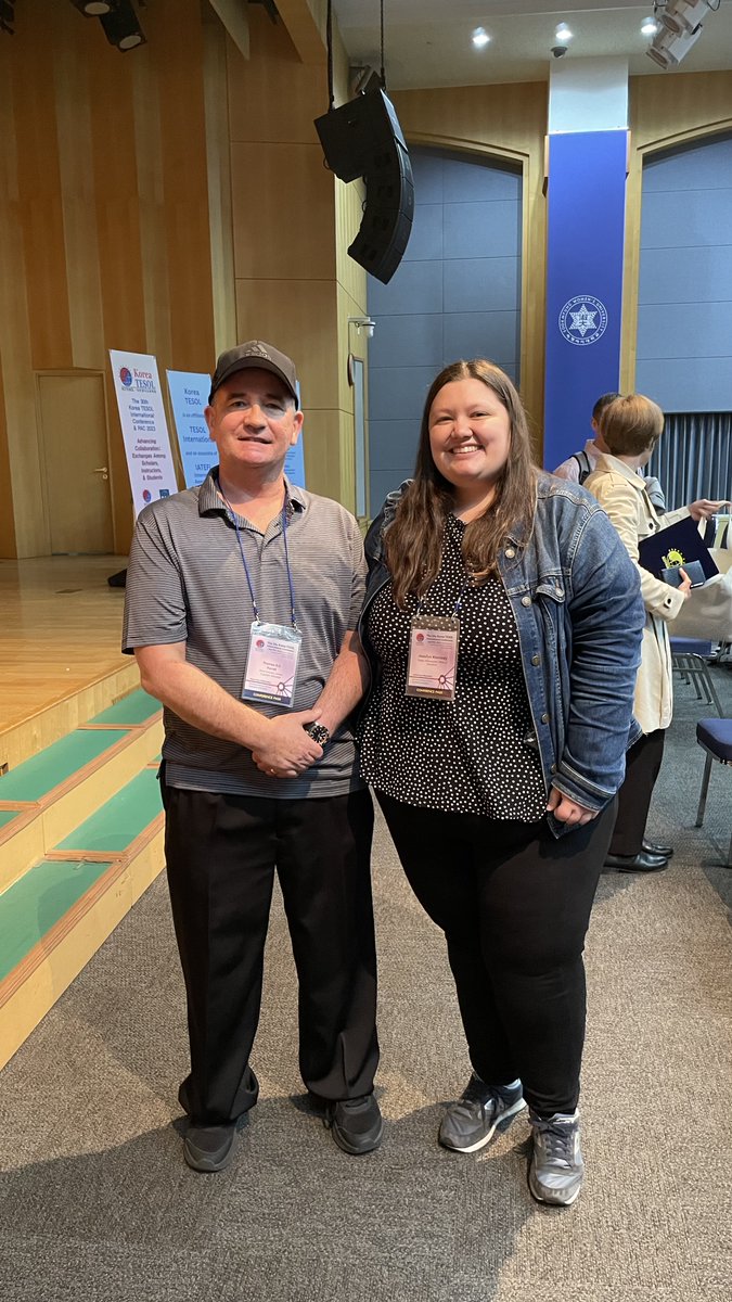 Catching up with our graduates! Jessi Kennedy (BA Applied Ling/TESL '17; MA TESL '18) is teaching English at a HS in Korea. She and Prof. Tom Farrell recently met at #TESOL Korea. #brocku @brockuFOSS