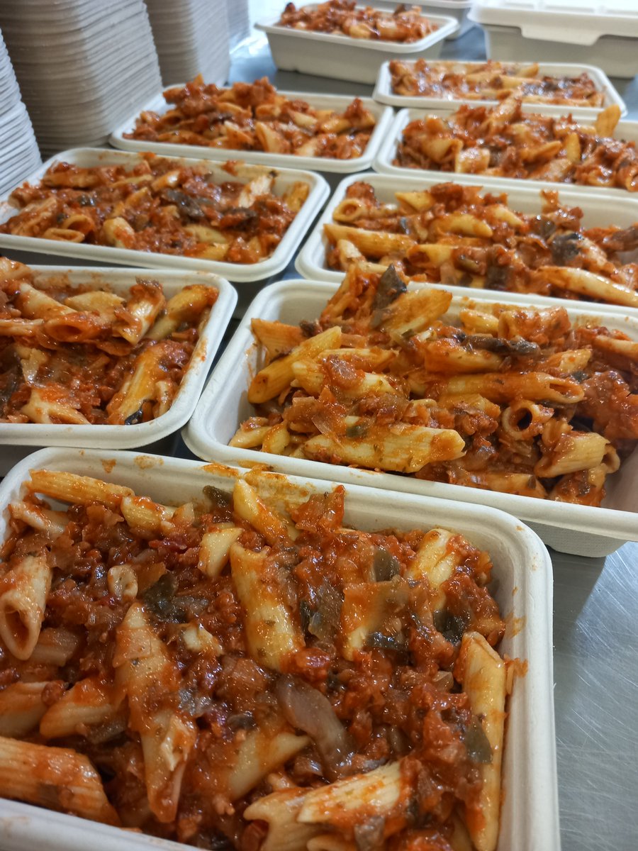 TheFoodWorksSHF's tweet photo. Check out all the meals we have been creating! 💚
Our team is amazing! 💚
#PayWhatYouCan #FoodWorks #foodwaste #volunteering #teamwork #EatBetter #sheffield #belliesnotbins #Sheffield #SocialEating #volunteer #EcoFriendly https://t.co/cxZnmyBWkL