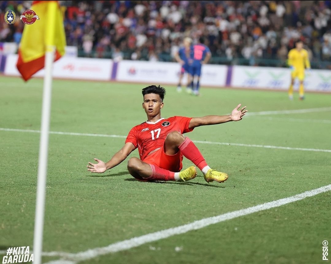 #SeaGames
AET : Indonesia 5-2 Thailand

⚽ Sananta 21' 45+4'
⚽ Jauhari 91'
🟥 Komang 95'
⚽ Fajar 107'
⚽ Beckham 120'
-
⚽ Anan 64'
⚽ Yotsakor 90+9'
🟥 Soponwit 95'
🟥 Jonathan 102'
🟥 Teerasak 119'

AKHIRNYA TIMNAS JUARAAAAAA! 🥇😭😭😭