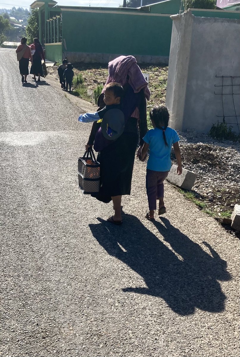 rojosratos's tweet image. Pedalear los caminos en #LosAltos de #Chiapas es confirmar el encanto que el siseo de la bicicleta tiene sobre las niñas y los niños