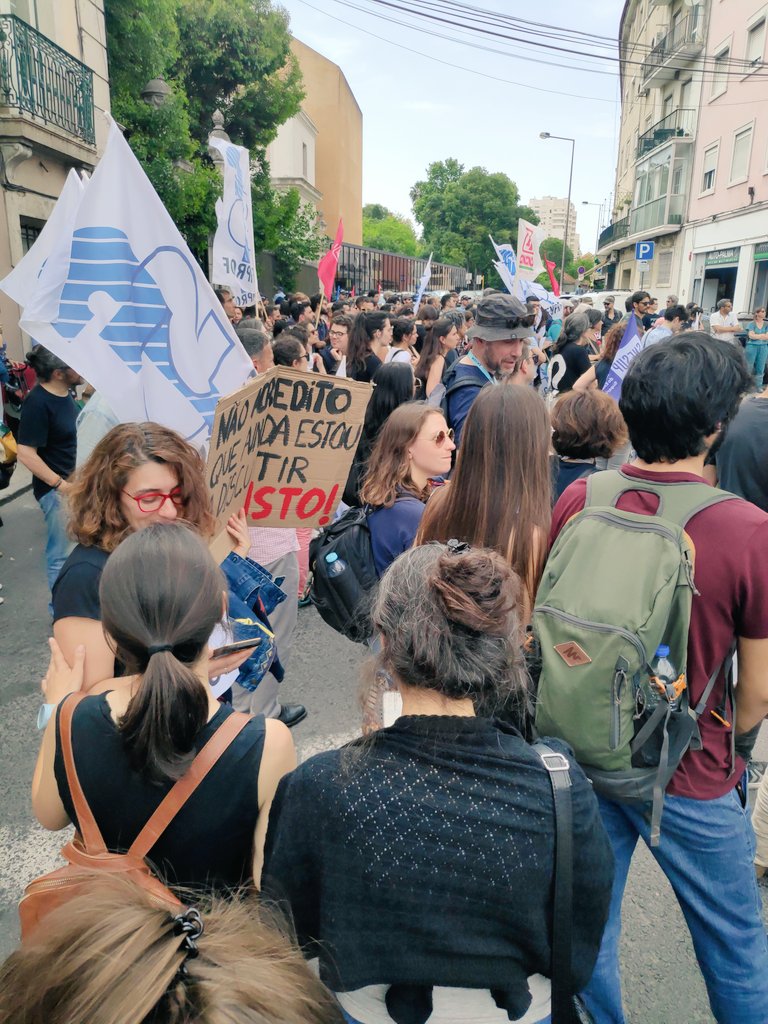 Today we march against the precarious situation in science, a persistent problem in Portugal that affects thousands of researchers.
#manifestation #precaridade 
#Ciencia