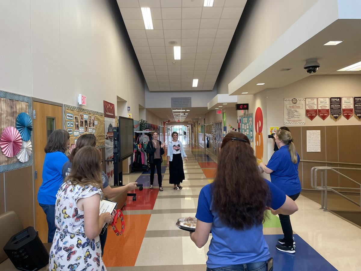 It’s Grant Patrol Day in @GeorgetownISD & we are handing out BIG checks to teachers to fund their innovative ideas. First stop: Hammerlun’s Digital Learning Team @GeorgetownHS drones @ElementaryFord Next Gen Readers & @rayemccoygisd Dyslexia Sensory Experience. More to come!