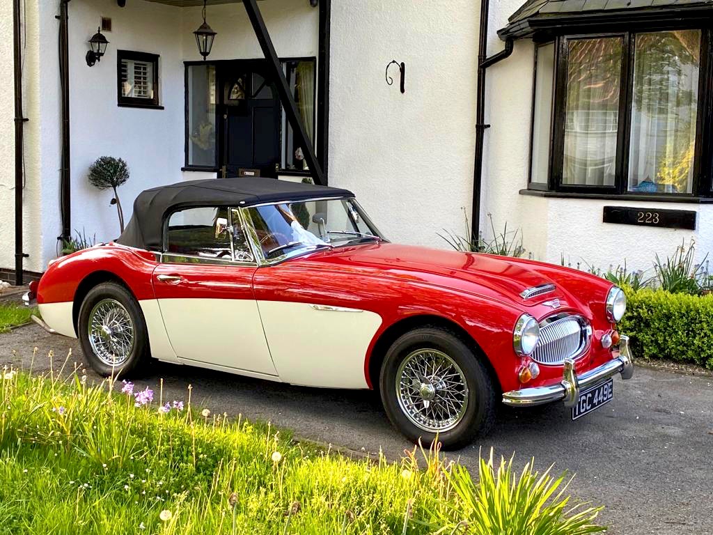 The best way to start the day: test driving to work in this wonderful Healey #classiccar #vintagecar #cars #vintagecarst #britishsportscar #convertable #vintage #retrocar #carphotography #austinhealey #jaguar #mg #porsche #murrayscottnelson #scarborough #nothyorkshire