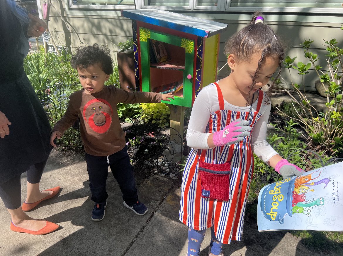 SocJustice_poet's tweet photo. This library box is the perfect height for the babies 😍🥰 It’s also the first library box of mine to find a home on the West side of Buffalo. I can’t wait to see how many kids find their new favorite story inside. #BuffaloBooks 📚
📍Ashland Ave https://t.co/Kl1tZk2D3V