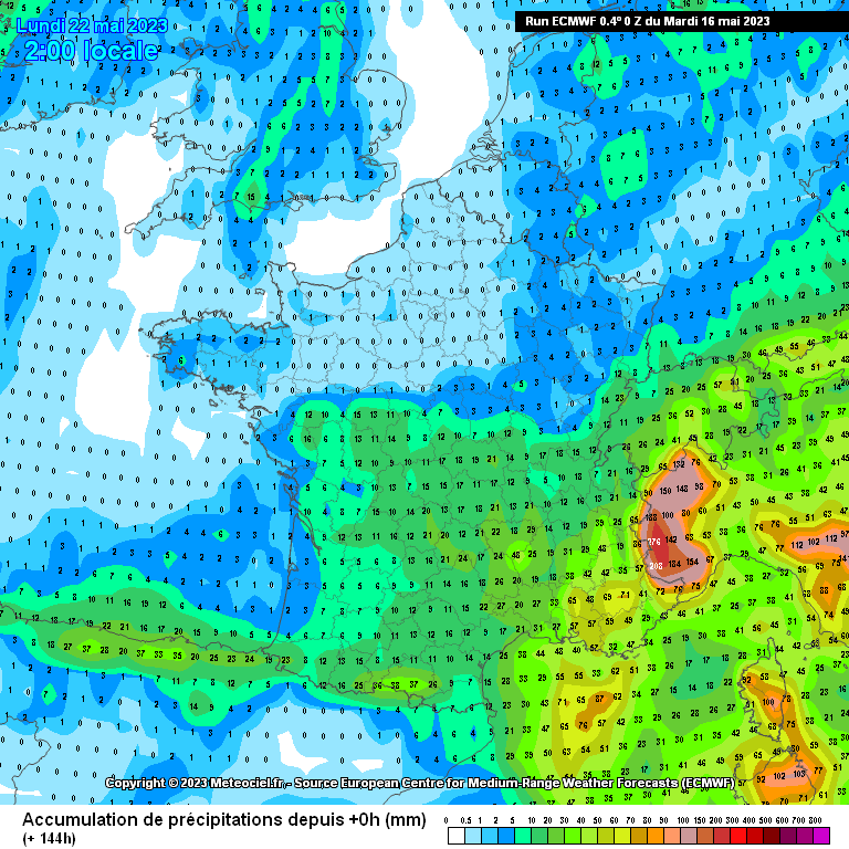 SergeZaka's tweet photo. Quel plaisir ! Après plusieurs mois sans pluie significatives généralisées, la ⛈️ pourrait marquer sont retour ce week-end des Pyrénées-Orientales aux Alpes-Maritimes (grandes incertitudes sur les quantités) !
Pourtant, est-ce la fin de la sécheresse ? Quels impacts agricoles ?

➡️QUANTITE : tout dépendra du positionnement de la dépression sur la méditerranée. Sur les Pyrénées Orientales, les modèles vont de 10 à >60mm (plus si orages / en altitude). A ce jour, je rappelle qu'il manque entre >600mm de pluie infiltrée dans le sol pour un retour à la normale. C'est donc INSUFFISANT. Il ne s'agit pas d'un rééquilibrage naturel !

➡️SOLS AGRICOLES : Cette pluie est cependant la bienvenue pour les sols agricoles. Suivant l'intensité des pluies (ruissellement ?), certaines impacts seront immédiats : reprise/accélération de la croissance pour les végétaux (notamment fourrage, jeunes plants de maraîchage etc.), diminution du risque d'incendie. Pour atteindre la récolte, ces pluies doivent être suivi de nombreux autres épisodes similaires d'autant plus que l'irrigation est très limitée avec l'état de "crise".

➡️RESERVES DE SURFACE : Cette pluie est très bienvenue pour les cours d'eau et les réserves d'eau collinaires (bien que très très insuffisante pour un retour à la normale). Ce seul épisode ne permettra pas une sortie de l'état de crise.

➡️NAPPES PHREATIQUES : Cette pluie n'aura aucun impact sur les nappes phréatiques locales. Elle vient bien trop tard après la fin de la saison de recharge. Si orages violents, cette pluie n'aura d'effet que sur les quelques premières centimètres du sol.

En conclusion, cette pluie est bienvenue pour une stabilisation de la sécheresse d'une à deux semaines. Pour un retour à la normale, il faudrait vivre des épisodes similaires au moins... 15-20 fois ces prochaines semaines... Hum...
@Fragritwittos #FrAgTw