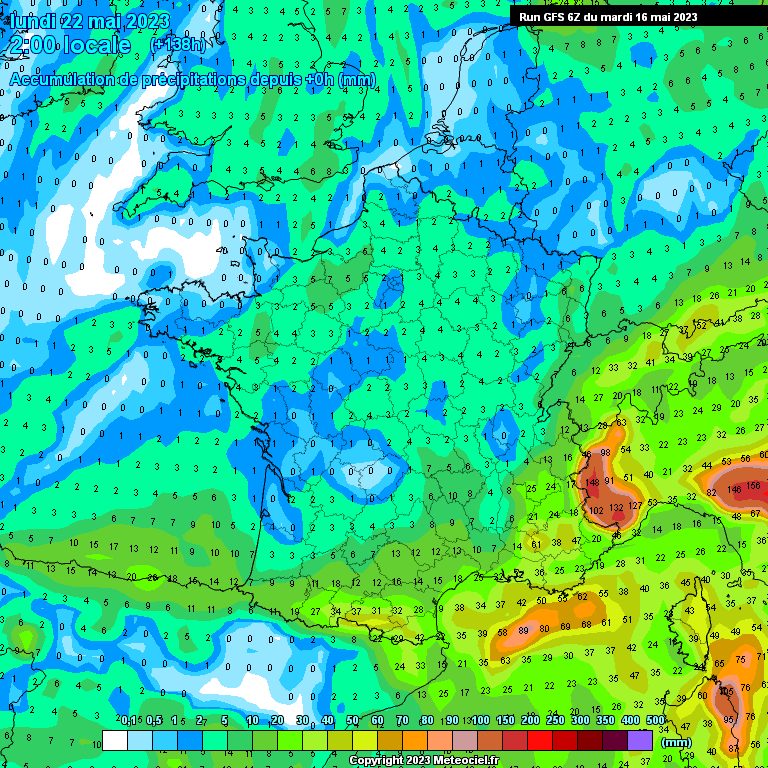 SergeZaka's tweet photo. Quel plaisir ! Après plusieurs mois sans pluie significatives généralisées, la ⛈️ pourrait marquer sont retour ce week-end des Pyrénées-Orientales aux Alpes-Maritimes (grandes incertitudes sur les quantités) !
Pourtant, est-ce la fin de la sécheresse ? Quels impacts agricoles ?

➡️QUANTITE : tout dépendra du positionnement de la dépression sur la méditerranée. Sur les Pyrénées Orientales, les modèles vont de 10 à >60mm (plus si orages / en altitude). A ce jour, je rappelle qu'il manque entre >600mm de pluie infiltrée dans le sol pour un retour à la normale. C'est donc INSUFFISANT. Il ne s'agit pas d'un rééquilibrage naturel !

➡️SOLS AGRICOLES : Cette pluie est cependant la bienvenue pour les sols agricoles. Suivant l'intensité des pluies (ruissellement ?), certaines impacts seront immédiats : reprise/accélération de la croissance pour les végétaux (notamment fourrage, jeunes plants de maraîchage etc.), diminution du risque d'incendie. Pour atteindre la récolte, ces pluies doivent être suivi de nombreux autres épisodes similaires d'autant plus que l'irrigation est très limitée avec l'état de "crise".

➡️RESERVES DE SURFACE : Cette pluie est très bienvenue pour les cours d'eau et les réserves d'eau collinaires (bien que très très insuffisante pour un retour à la normale). Ce seul épisode ne permettra pas une sortie de l'état de crise.

➡️NAPPES PHREATIQUES : Cette pluie n'aura aucun impact sur les nappes phréatiques locales. Elle vient bien trop tard après la fin de la saison de recharge. Si orages violents, cette pluie n'aura d'effet que sur les quelques premières centimètres du sol.

En conclusion, cette pluie est bienvenue pour une stabilisation de la sécheresse d'une à deux semaines. Pour un retour à la normale, il faudrait vivre des épisodes similaires au moins... 15-20 fois ces prochaines semaines... Hum...
@Fragritwittos #FrAgTw