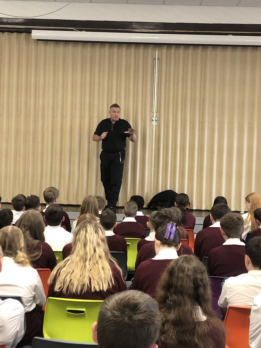 Today, I’ve been talking to students at Bryncellynog and Porth high schools about ANTI SOCIAL BEHAVIOUR , DANGERS OF DRUGS & KNIVES. #nottheone @Bryn_Celynnog @BrynCelynnogPE @PorthCountyPE @SchoolBeat @swpRCT