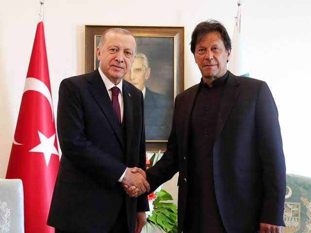 MuftiTariQ14's tweet photo. ایک واپس اقتدار میں آگیا، اور دوسرا بہت جلد واپس آرہا انشا اللہ https://t.co/NxRdvUjpq4