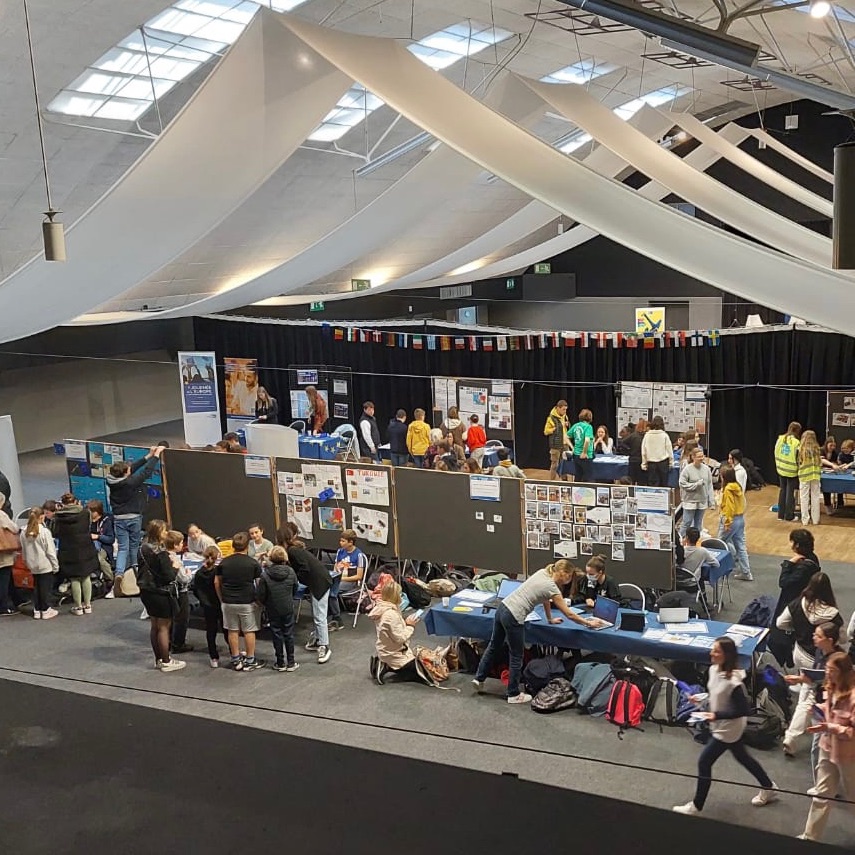 Aujourd'hui, près de 300 collégiens du #Calvados ont participé à la Journée de l’Europe 🇪🇺 au Centre de Congrès de #Caen. Au programme : ateliers et échanges autour du thème « Europe, sport et inclusion ». https://t.co/LpQvSifd1U