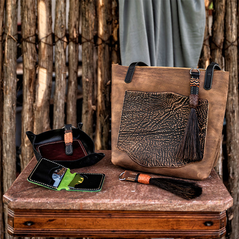 505Nomad's tweet photo. Kestrel Leather #handmade goods for men & women | #Leather and handwoven Navajo fiber arts - https://t.co/0yKfsOdrHi
He does custom orders for all of his designs (if you want specific colors or types of leather).
#artisan #custom #MadeinNewMexico #Gallup #gifts https://t.co/2I4QAtJJdW