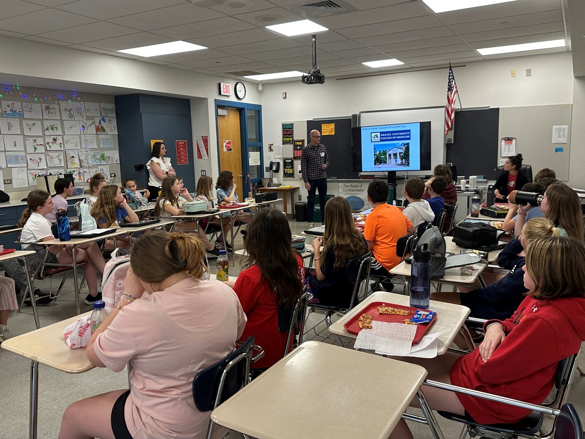 Students interacted with a marketing partner and associate biology professor at our final career cafe'! Thank you to our presenters for taking time out of their busy schedule to meet with our students interested in their profession.